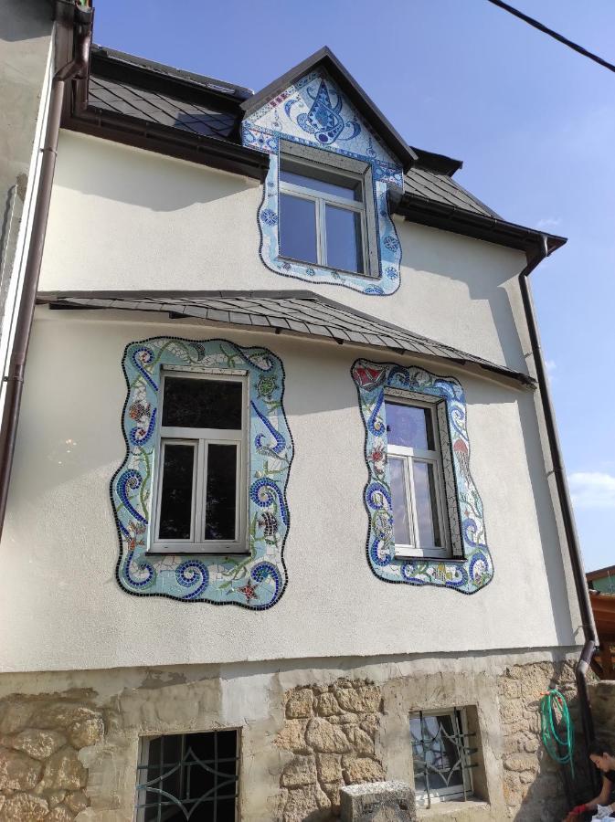 Vila v mozaikovém španělském stylu v Děčíně Exterior foto