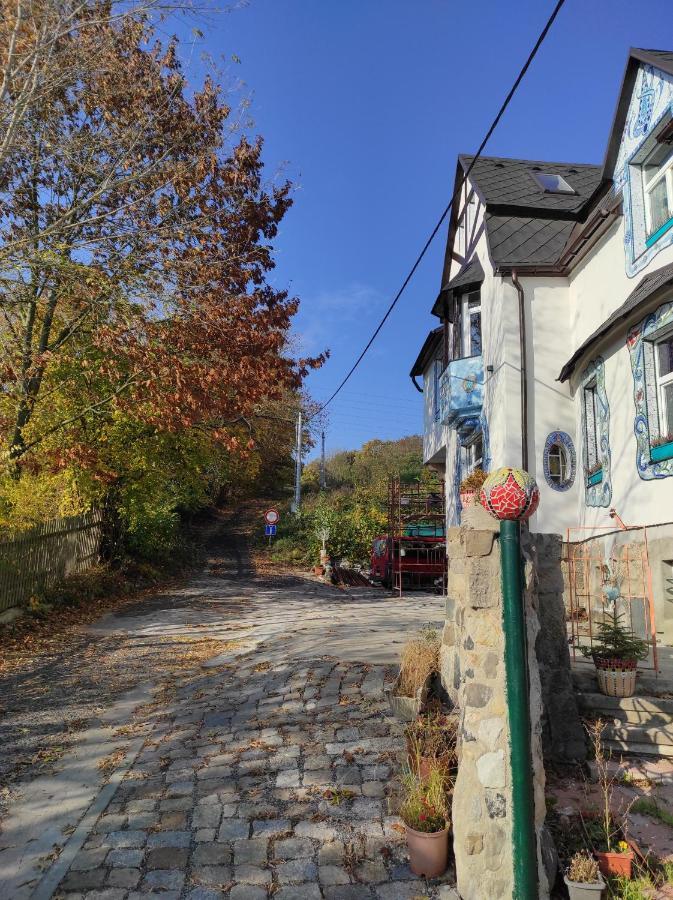 Vila v mozaikovém španělském stylu v Děčíně Exterior foto