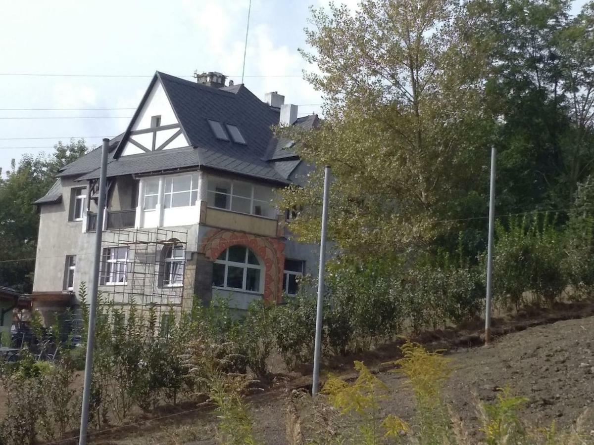 Vila v mozaikovém španělském stylu v Děčíně Exterior foto
